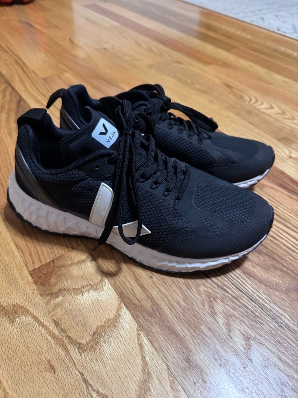 VEJA CONDOR MESH BLACK and WHITE Sneakers size 7